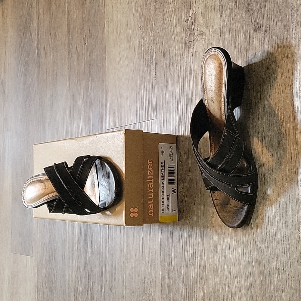 Naturalizer black leather detour sandal 7 wide